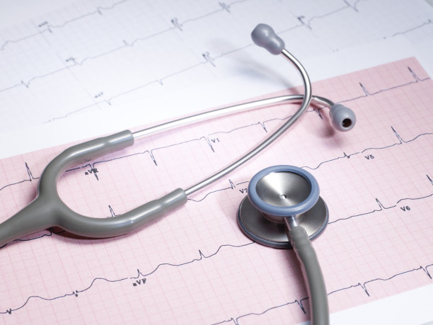 听诊器在心电图上。图片下载