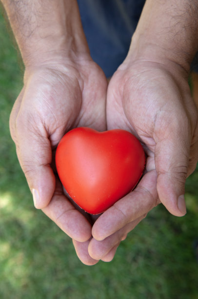 手牵红了心，模糊了背景图片下载