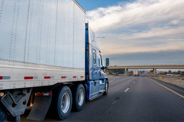 一辆半挂车行驶在加利福尼亚西南部的双车道高速公路上，天空中有美丽的云图片下载