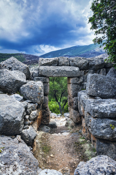 照片摄于希腊阿提卡的热尔梅诺港的中世纪城堡图片下载