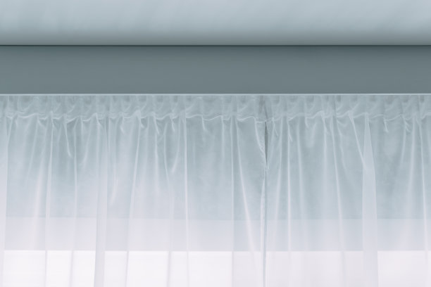 天花板上的白色窗帘。窗帘是客厅的室内装饰。图片下载