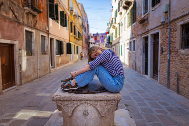 威尼斯街头的游客图片下载