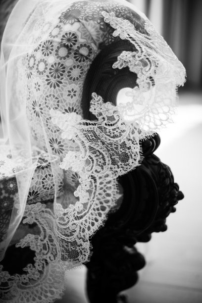 复古木椅和蕾丝面纱图片下载