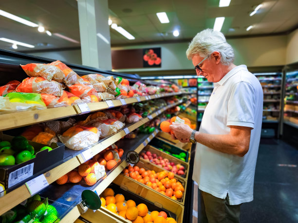 一位老人在超市买水果图片下载