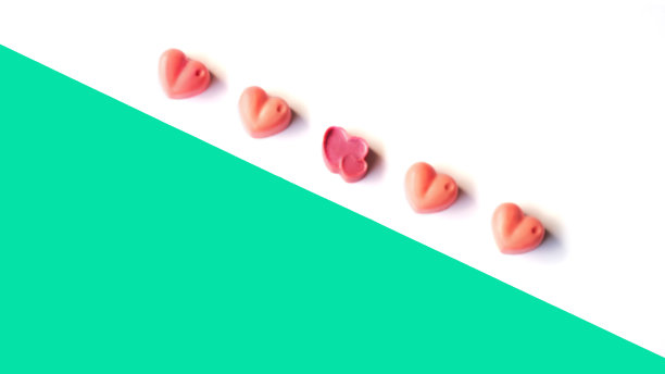 一套粉红色红宝石巧克力心形图片下载