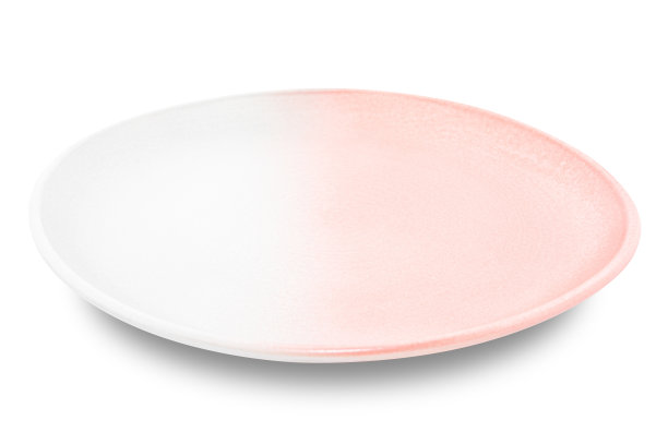 白色背景上孤立的粉红色圆形陶瓷板。图片下载