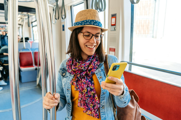 一名年轻女子在伊斯坦布尔乘坐电车时使用手机图片下载