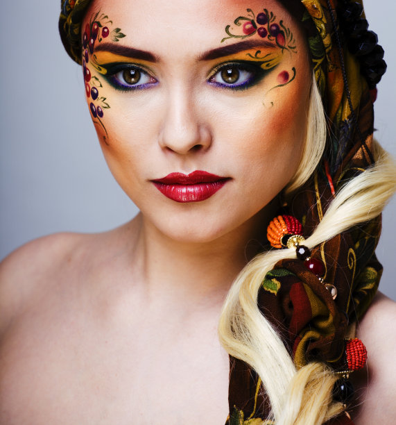 当代贵族妇女的肖像与脸艺术创意，年轻的莱提女士与颜色浆果的fa图片下载