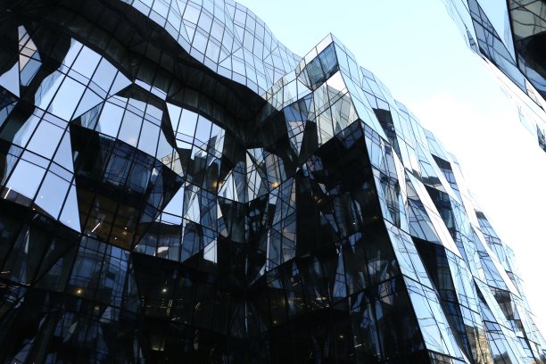 俄罗斯莫斯科市的新建筑立面，现代建筑风格，城市地标，外观对称图片下载