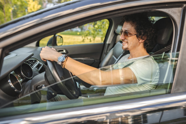 戴墨镜的帅哥开车图片下载