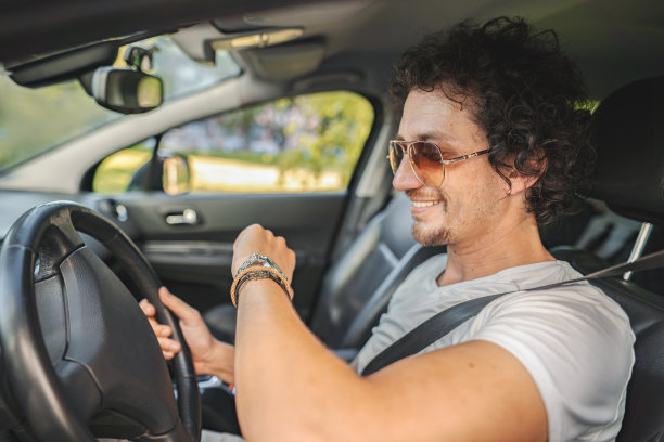 帅哥坐在车里看手表图片下载