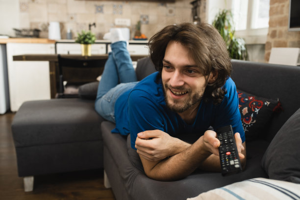 年轻人在家里看电视图片下载