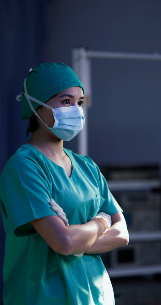 外科医生在医院的手术室图片下载