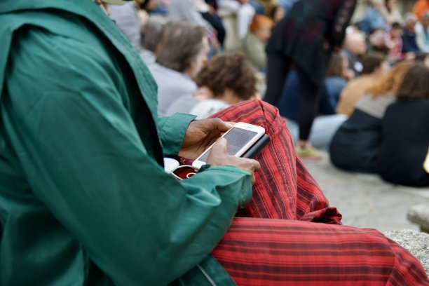 非洲男子在户外活动时使用智能手机图片下载