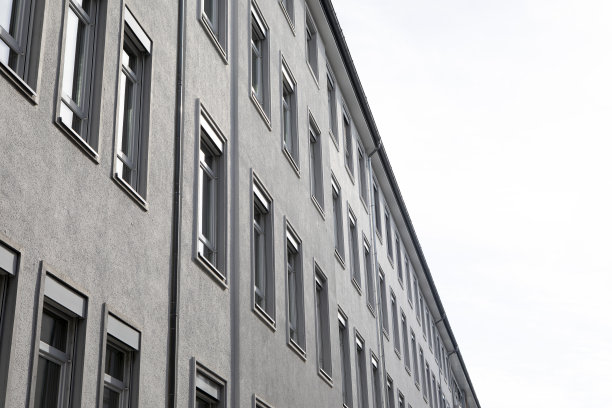 现代办公大楼外观与晴朗的天空图片下载