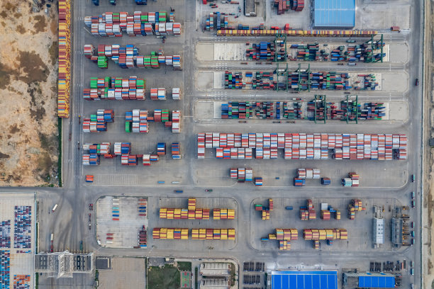 码头上货物集装箱的垂直鸟瞰图图片下载