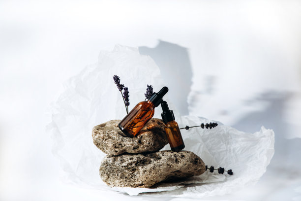 讲台上的精华来自天然石材，白色背景上点缀着薰衣草小枝图片下载