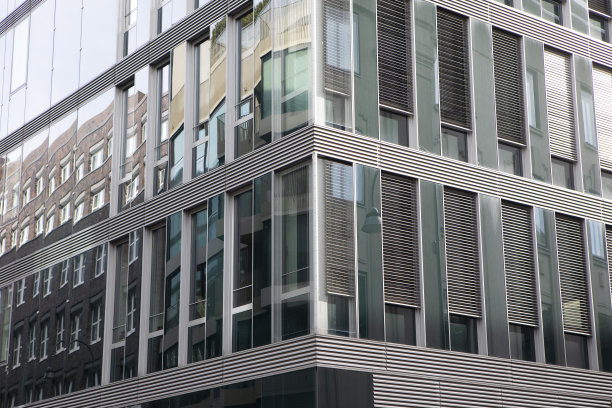 现代玻璃幕墙城市建筑的倒影图片下载