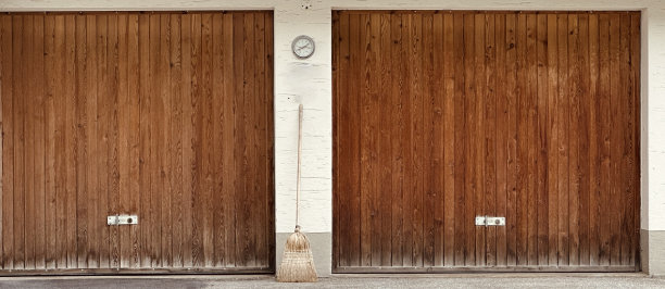 带扫帚的典型瑞士车库门图片下载
