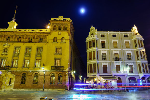 夜晚的照片大教堂广场在里昂与满月。图片下载