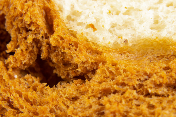 一块自制面包在日光微距照片的特写图片下载