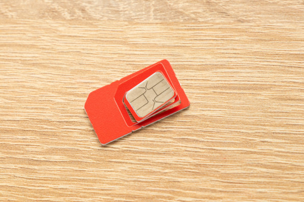 独立背景上的红色SIM卡图片下载