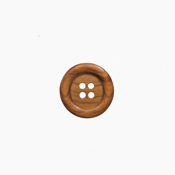 复古的棕色木制按钮孤立在白色。前视图。图片下载