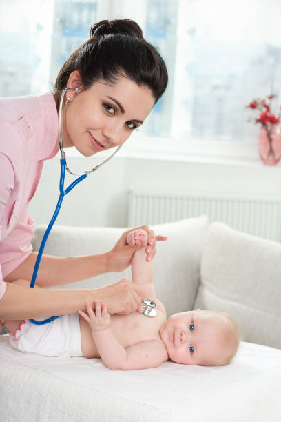 小儿科医生检查小婴儿图片下载