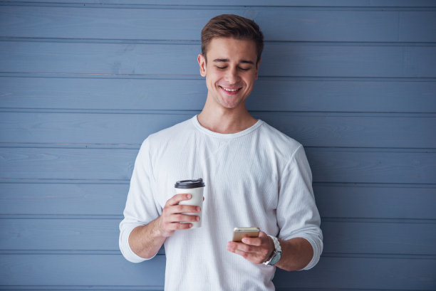 有小玩意的帅气年轻人图片下载