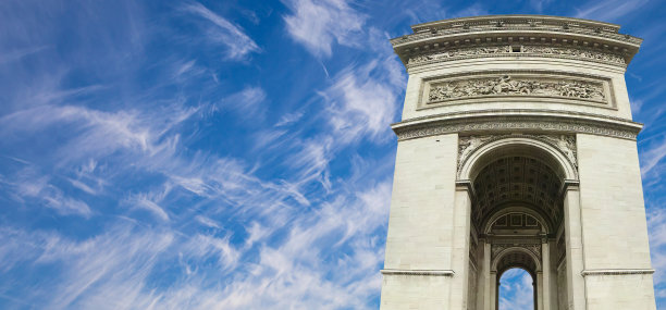 法国巴黎，凯旋门(背景是乌云密布的天空)。拱门的墙壁上刻着128次战役的名字和660名法国军事领导人的名字(法语)。图片下载