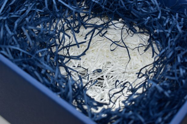 纸盒上的蓝白纸填料，图案的纹理背景图片下载