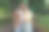 年轻夫妇下班后在城市公园散步。图片下载