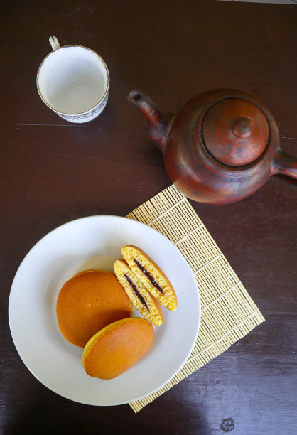 Dorayaki。白底日本豆沙煎饼。烧是一种来自日本的蛋糕图片下载