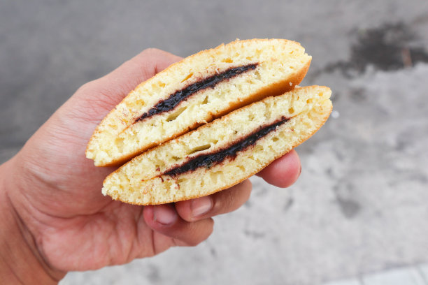 Dorayaki。白底日本豆沙煎饼。烧是一种来自日本的蛋糕图片下载