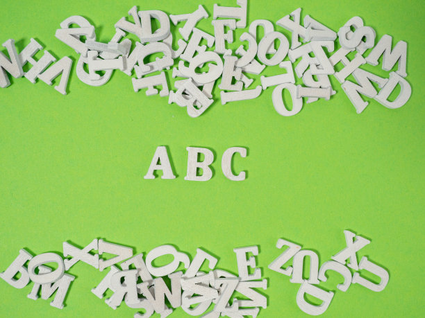 绿色背景上的木制字母。图片下载