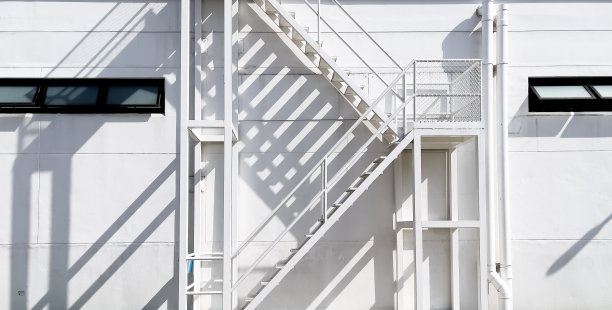 极简风格的建筑工厂，以天空为背景，抽象。图片下载