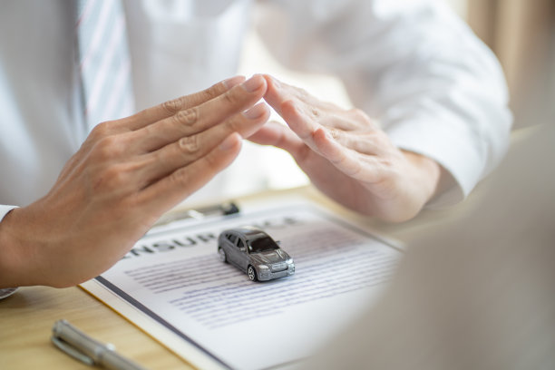 理赔员保险代理检查受损车辆，销售经理提供抵押贷款建议书图片下载