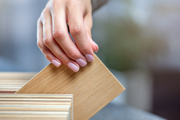 木材样本。一个盒子，里面有不同种类和色调的木材样本，高质量的照片，还有文字的空间。家具制作理念图片下载