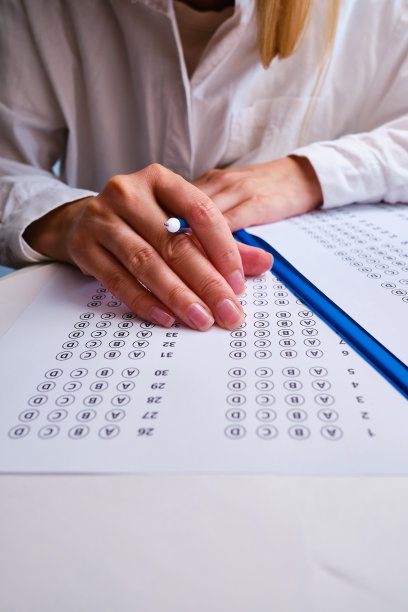 入学考试。考试形式。选择正确的答案。试卷:写有测试任务的一张纸学校考试。大学考试。正确或错误的选择。学生学习。小学问题。得分和结果图片下载