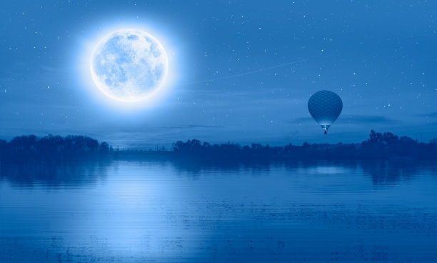 鸟儿的剪影在满月的湖面上飞翔图片下载