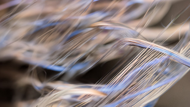 缠绕的电线和绳索。混沌运动。结，韧带，扭曲图片下载