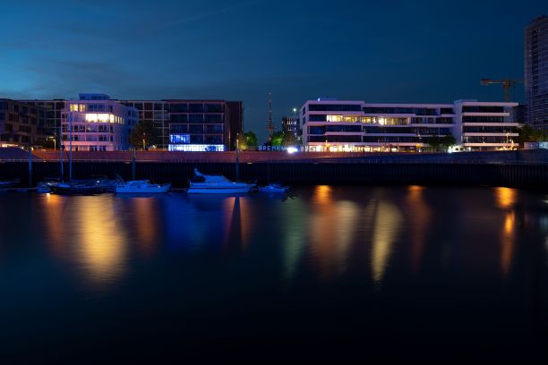 德国不来梅威悉河上几艘船的夜景如画。图片下载