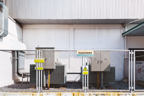 工业厂房中的电力变压器，以天空为背景的建筑工厂，摘要。图片下载