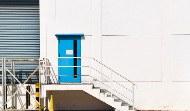 极简风格的建筑工厂，以天空为背景，抽象。图片下载