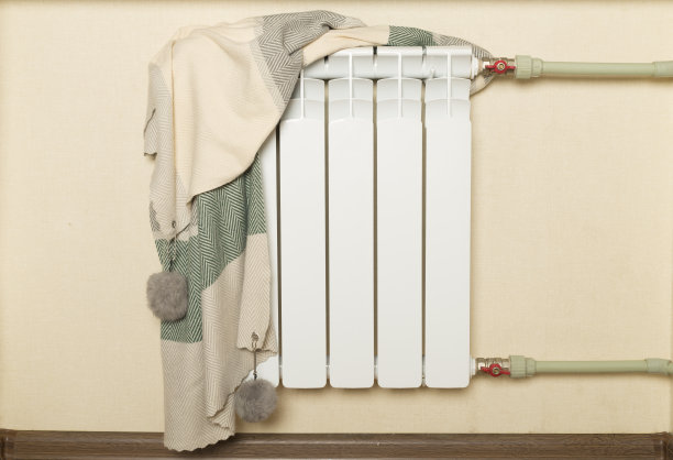 室内带帽双金属散热器。冬季供暖概念图片下载