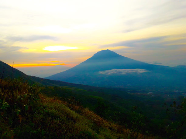 山上最好的日出图片下载