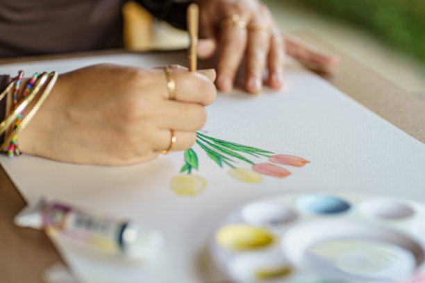 艺术家绘画由艺术家毛笔混合色彩丙烯水彩油画的艺术创作和部分疗法图片下载