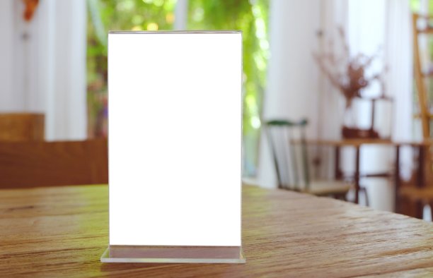模拟菜单框架站在木桌子上的酒吧餐厅咖啡馆。文本空间图片下载