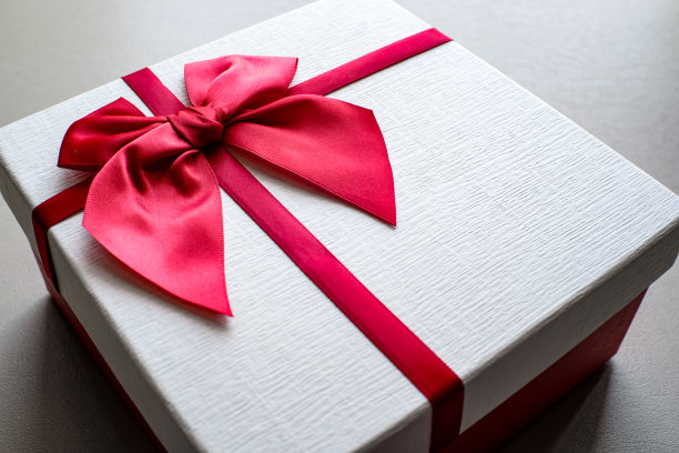 情人节礼物：礼品盒和红色丝带图片下载