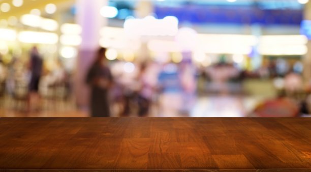 空木桌面和夜市背景的模糊/选择性聚焦。用于蒙太奇产品展示。图片下载